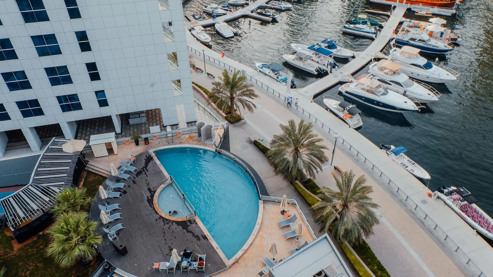 Signature Hotel Apartments And Spa Dubai 4*,