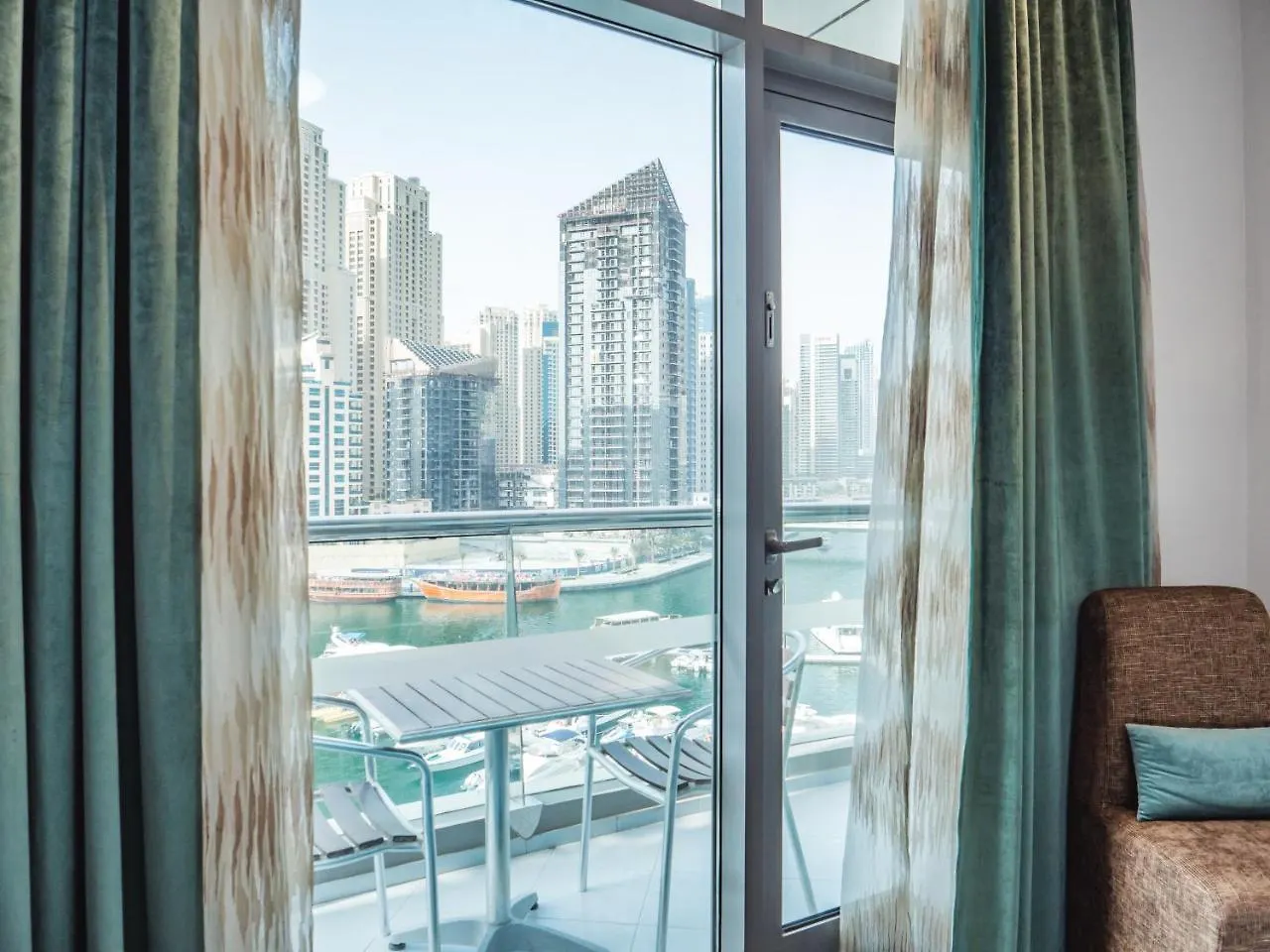 Signature Hotel Apartments And Spa Dubai 4*,