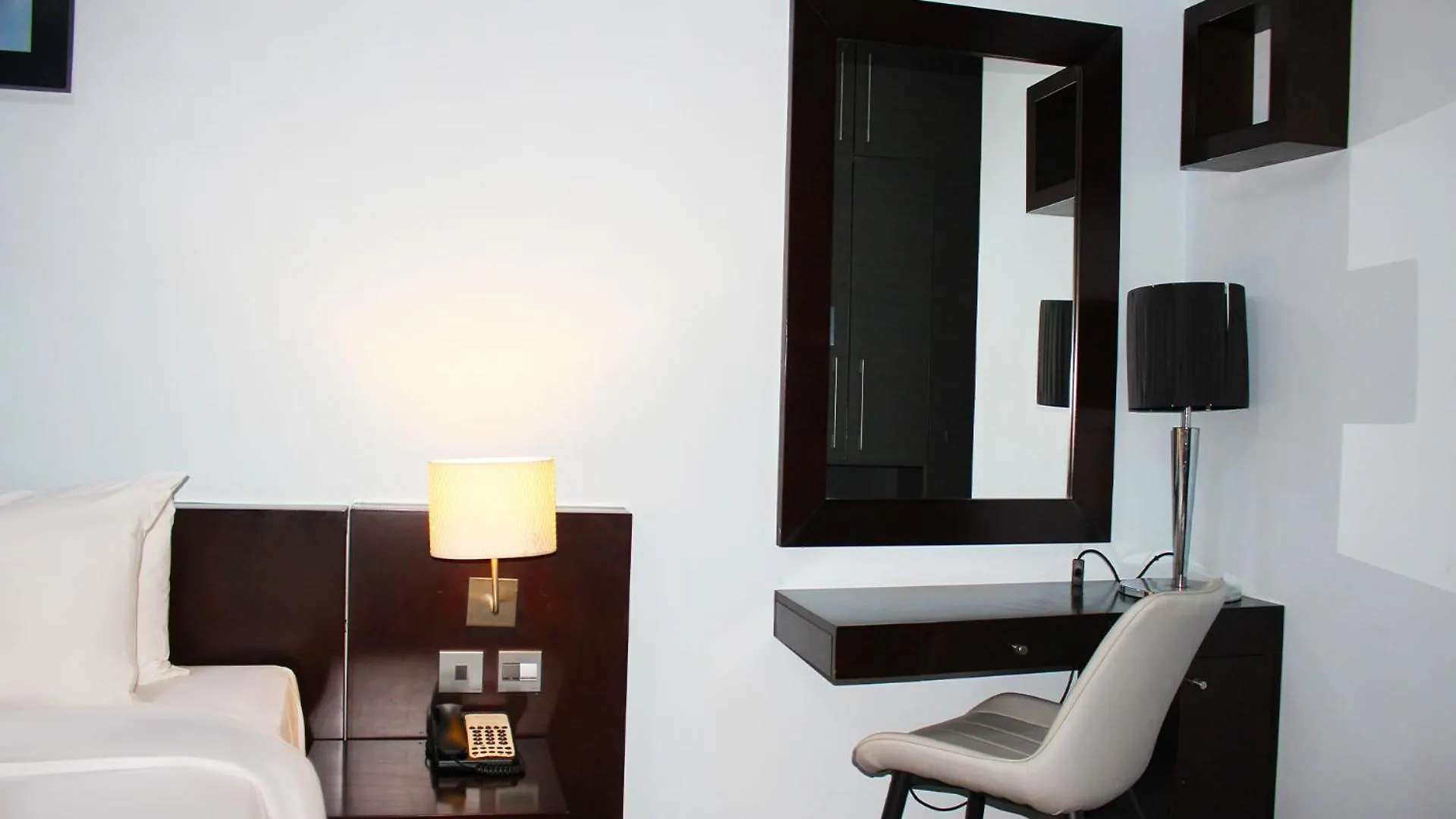 Signature Hotel Apartments And Spa Dubai 4*,